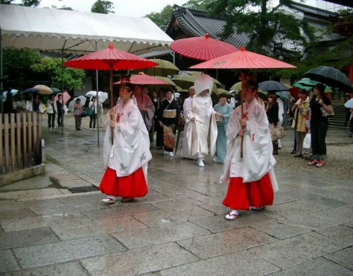 剛好看到日本傳統婚禮